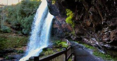 Dry Falls Şelalesi, Nantahala Ulusal Ormanı, Kuzey Carolina. Turistik ilgi, Appalachian dağlarındaki doğal şelalenin arkasında bir patika.