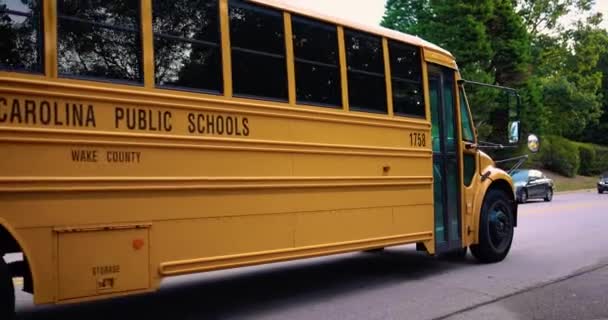 Školní Autobus Pohybu Silnici Ráno — Stock video