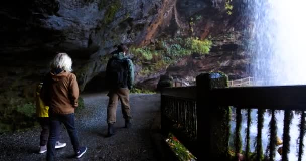 家族の後 ドライフォール滝 ノースカロライナ州のナンタハラ国立の森の観光名所で楽しんでいる観光客 アパラチア山脈の自然の滝の後ろの歩道 — ストック動画