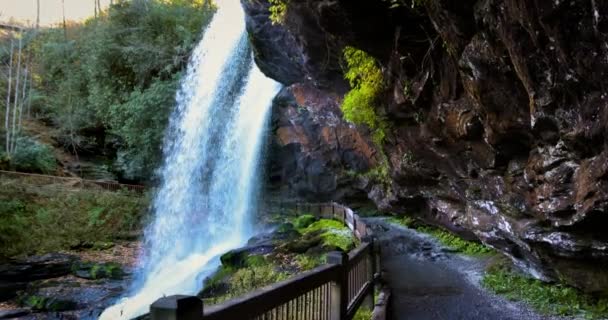 乾燥した滝 ナンタハラ国立の森 ノースカロライナ州 観光名所 アパラチア山脈の自然の滝の後ろの歩道 — ストック動画