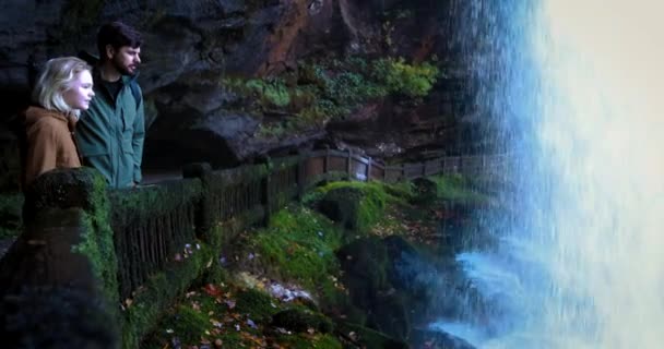 游客可以从北卡罗来纳州南塔哈拉国家森林的旱城瀑布后面观看风景 阿巴拉契亚山脉天然瀑布后面的小径 — 图库视频影像