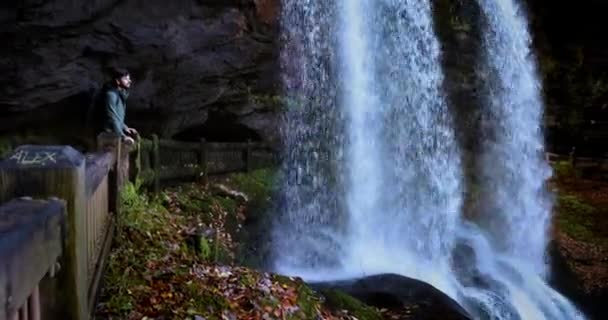 Молодой Взрослый Человек Турист Наслаждаться Видом Водопад Сухой Водопад Национальном — стоковое видео
