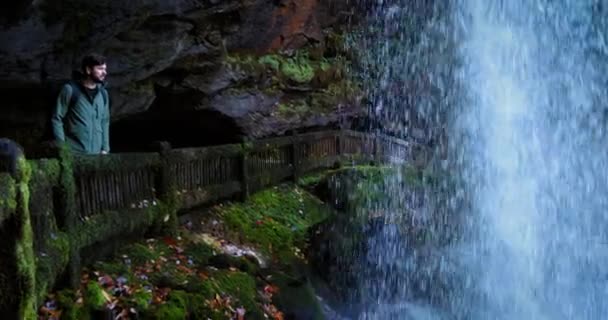 Młody Dorosły Mężczyzna Turysta Podziwiać Widok Wodospad Dry Falls Nantahala — Wideo stockowe