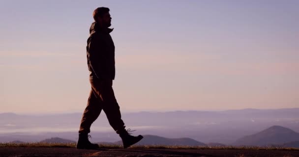 Jovem Homem Adulto Viajante Caminhando Longo Cume Montanha Desfruta Bela — Vídeo de Stock