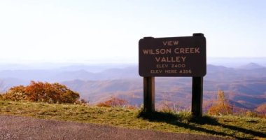 Wilson Creek Vadisi, Kuzey Carolina. Blue Ridge Parkway yolu boyunca dağ sırtlarındaki güzel manzara.