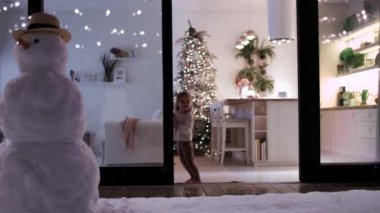 Şirin kız, Noel tatilinde kar yağışı ve kardan adam eşliğinde kaygan kapılar açıyor.