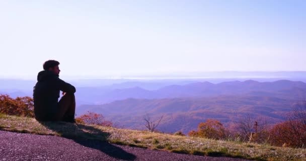 Jovem Homem Adulto Viajante Goza Vista Sobre Cumes Montanha Enevoados — Vídeo de Stock