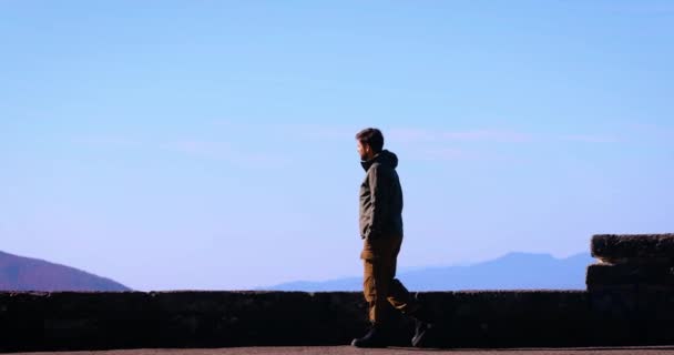Молодой Взрослый Мужчина Путешественник Идущий Дороге Наслаждается Прекрасным Видом Горы — стоковое видео