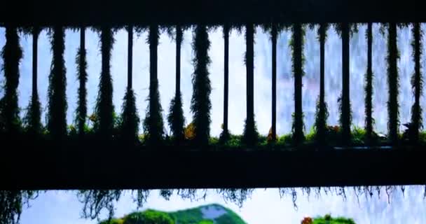 快速水流背景下的苔藓色木制栏杆 — 图库视频影像