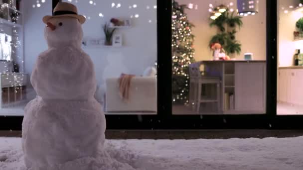 Fluffig Snö Flyger Kvällen Uteplats Med Snögubbe Och Modern Aparment — Stockvideo