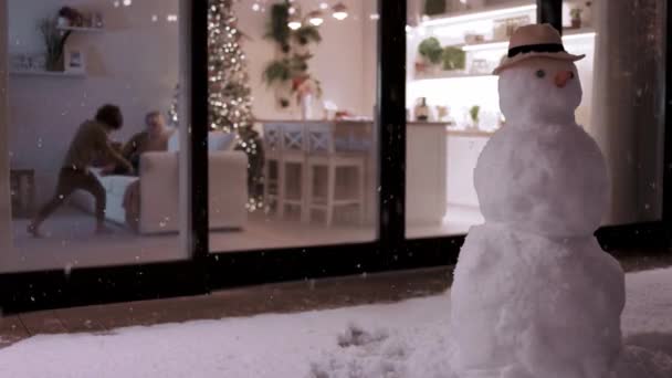 Leuke Kinderen Hebben Plezier Thuis Met Sneeuwvlokken Vallen Buiten Winter — Stockvideo