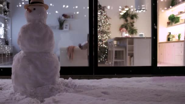 圣诞佳节 可爱的女婴带着降雪雪人 打开舒适公寓的滑动门 — 图库视频影像