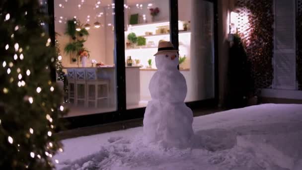 Moderní Apartmán Zdobený Vánoční Dovolenou Sněhulákem Nadýchaným Sněhem Terase — Stock video