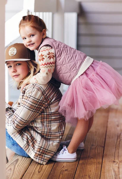 Retrato Irmão Irmã Sorridente Abraçando Pórtico Madeira Moda Crianças — Fotografia de Stock