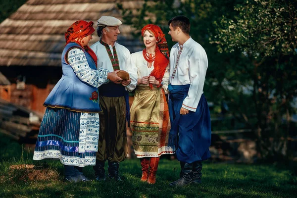 Familia Ucraniana Feliz Trajes Tradicionales Fondo Antiguo Pueblo —  Fotos de Stock