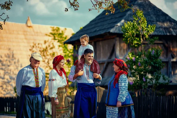 Счастливая Украинская Семья Традиционных Костюмах Идущая Старой Деревенской Улице — стоковое фото
