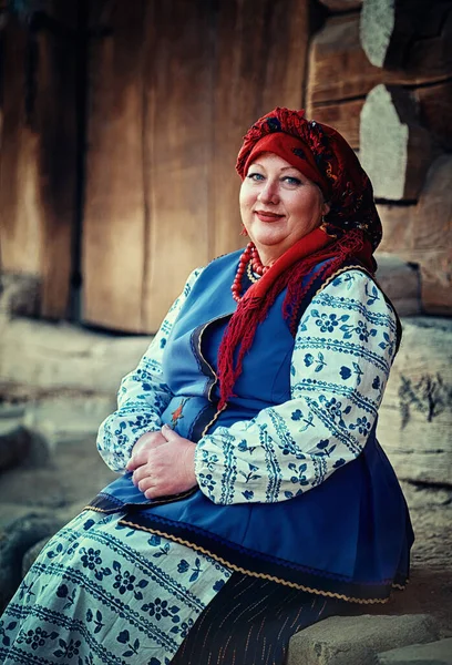 Retrato Mujer Ucraniana Traje Tradicional Sentado Porche — Foto de Stock