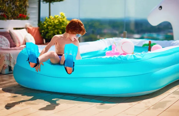 Opgewonden Kind Hebben Plezier Zitten Opblaasbaar Zwembad Zomer Patio — Stockfoto