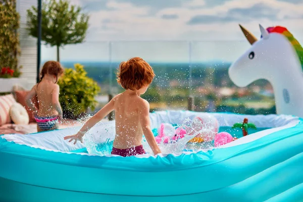 Opgewonden Kinderen Hebben Plezier Het Opblaasbare Zwembad Zomerpatio Springen Spetteren — Stockfoto
