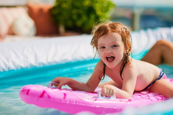 Vzrušený Dítě Gir Baví Koupání Nafukovací Bazén Letní Terase — Stock fotografie