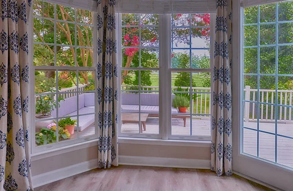 Великі Вікна Видом Літній Сад Зоною Відпочинку — стокове фото