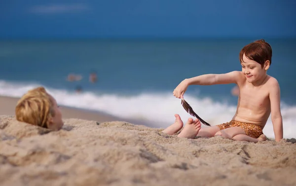 Kids Having Fun Sandy Beach Summer Activity Coastal Vacation — Stock Photo, Image