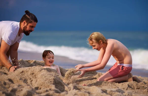 Letniej Aktywności Plaży Rodzina Dobrze Się Bawi Kopiąc Dziecko Piasku — Zdjęcie stockowe