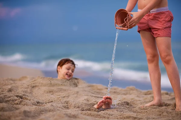 Wasser Auf Glückliche Kinderfüße Den Sand Gießen Sommeraktivität Kinderspaß Sandstrand — Stockfoto