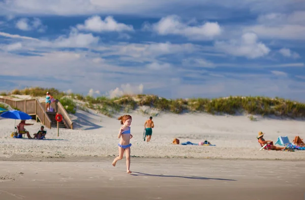 Pessoas Relaxando Praia Areia Dia Ensolarado Verão Menina Bonito Correndo — Fotografia de Stock