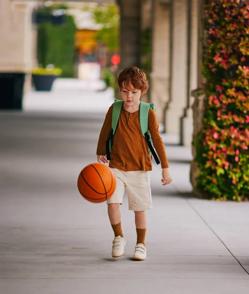Χαριτωμένο Παιδί Σχολείο Κοκκινομάλλα Μπάσκετ Πόδια Πίσω Από Σχολείο — Φωτογραφία Αρχείου