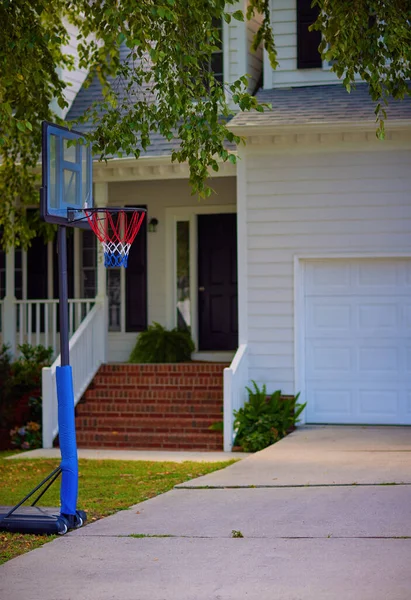 Mobile Basketball Hoop Driveway Front House Family Sports Active Lifestyle — Stock Photo, Image