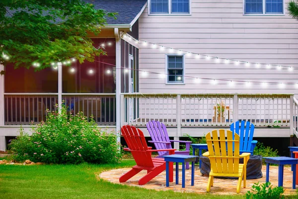 Zestaw Kolorowych Drewnianych Krzeseł Adirondack Wokół Paleniska Ogrodzie Podwórku — Zdjęcie stockowe
