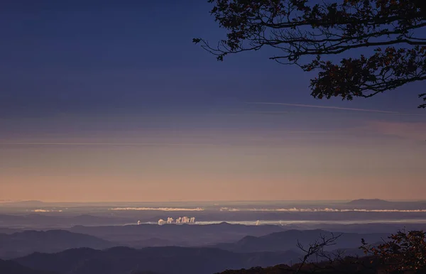 View Misty Steaming Mountain Ridges Morning Sky Peak Green Mountain — Stock Photo, Image