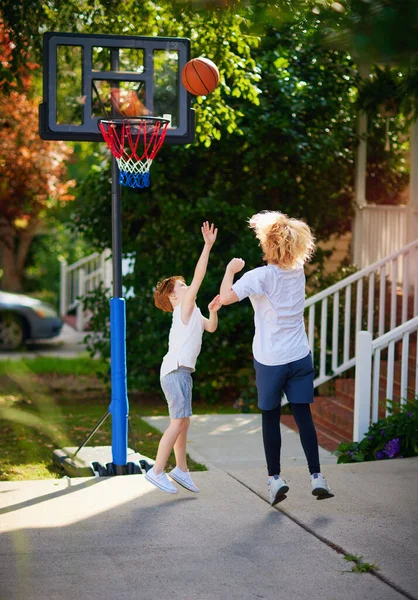 Happy Kids Playing Basketball Driveway Home Portable Basketball Hoop Stand — Stock Photo, Image