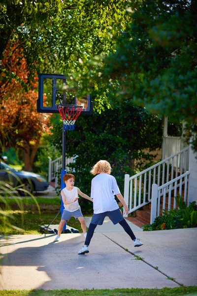 Щасливі Діти Грають Баскетбол Проїжджій Частині Свого Дому Портативна Баскетбольна Ліцензійні Стокові Фото