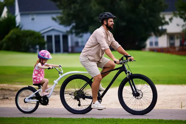 Apa Lánya Fiatal Gyerek Együtt Biciklizik Kerékpárút Vontatható Kerékpár Pótkocsival Stock Kép