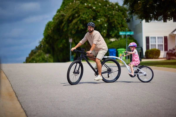 Vater Und Tochter Kleines Kind Beim Gemeinsamen Radfahren Fahrrad Mit Stockbild