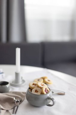 Geleneksel Noel Linzer kurabiyeleri, ahududu ve kayısı reçeli. Noel konsepti. Yüksek kalite fotoğraf