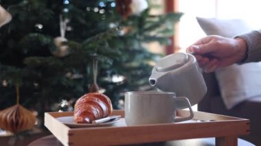 Tahta tepside yükselen sıcak bir tişörtün detaylı videosu. Noel tatili konsepti. Konforlu ev konsepti. - Evet. Yüksek kalite 4k görüntü