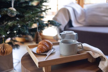 Noel ağacının önündeki ahşap tepside duran bir fincan sıcak kahve ya da çay. Kış tatili konsepti. Yüksek kalite fotoğraf