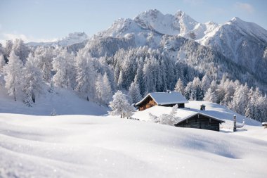 Geleneksel dağ kulübesi karla kaplı kış manzarası. Yüksek kalite fotoğraf