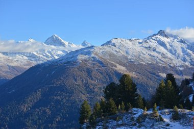 Dent Blanche (l) ve Matterhorn (r) İsviçre Alplerinde mevsimin ilk karı ile