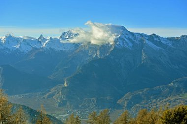 Haut du Cry (r) ve Muveranlar Güney İsviçre 'deki Rhone Vadisi' nin yukarısında