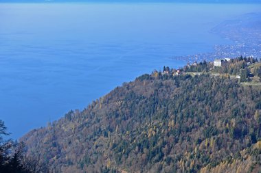 Caux Sarayı İsviçre 'de Montreux ve Cenevre Gölü' ne bakıyor.