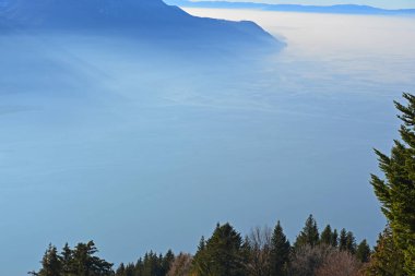 İsviçre 'deki Cenevre Gölü üzerindeki sisin atmosferik görüntüsü.