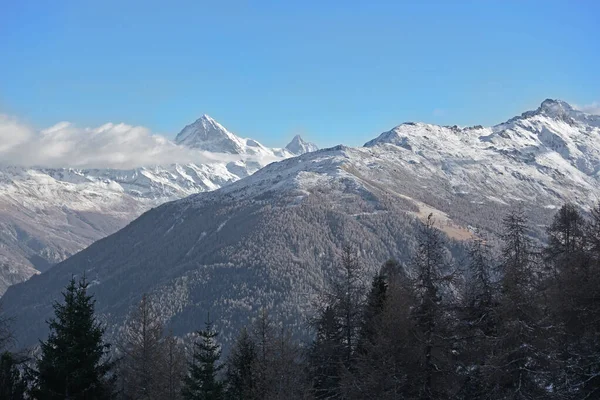 스위스 알프스산맥의 눈덮인덴 마터호른 — 스톡 사진