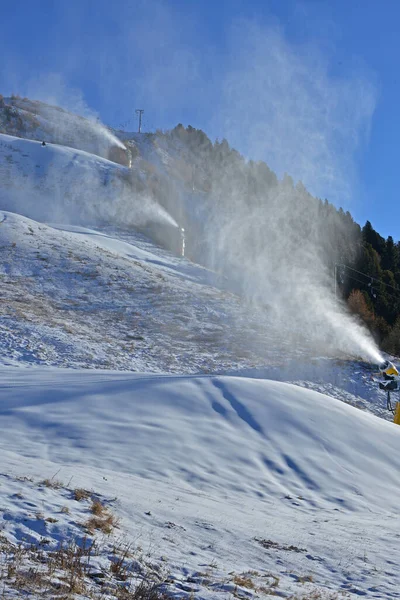 本季开始时在一个滑雪斜坡上使用的雪炮 — 图库照片