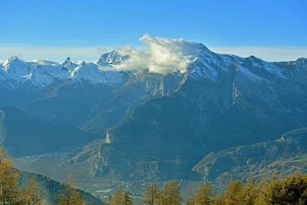南スイスのローヌ渓谷の上にあるオー とムヴァン — ストック写真