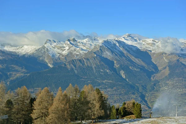 スキー場初の雪が積もるティヨンのリゾートから見たベルネーゼ アルプス スイス — ストック写真