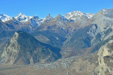 İsviçre 'nin Valais bölgesindeki Rhone Vadisi üzerinde Petit Muveran (l) ve Grand Muveran (r)